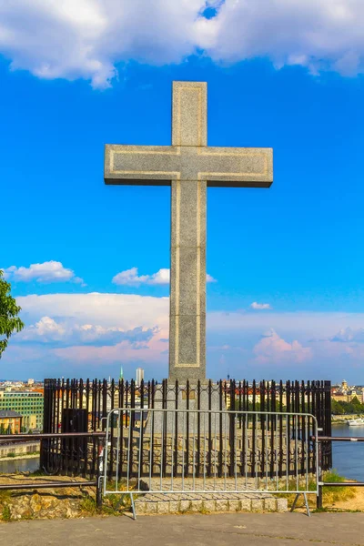 Croce Pietra Ortodossa Sulla Città Alta Collina — Foto Stock