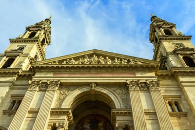 Parlak güneşli bir günde Aziz Stephen Katedrali mimarisi