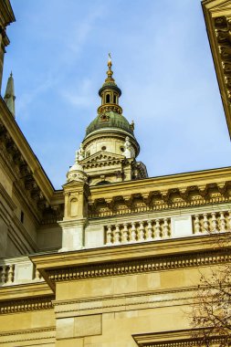 Parlak güneşli bir günde Aziz Stephen Katedrali mimarisi