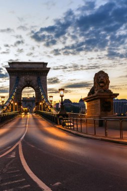 Budapeşte Macaristan zincir köprü sabahın erken saatlerinde Tuna Nehri üzerinde