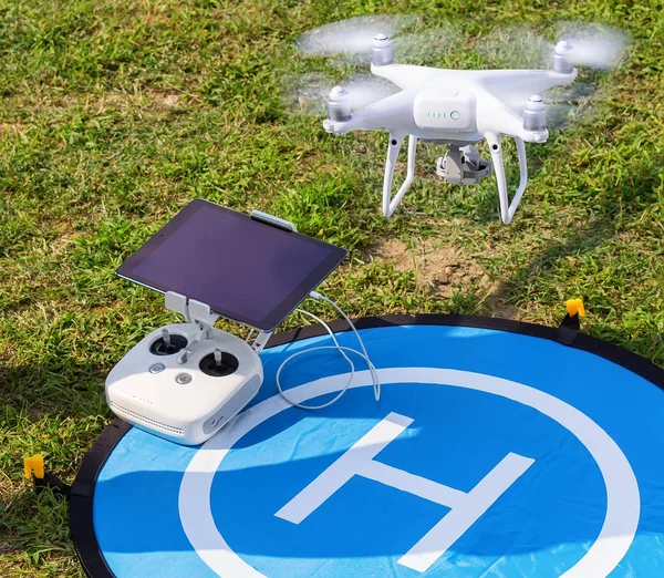 İniş alanından bir tablet ve kalkış dronu ile uzaktan kumanda
