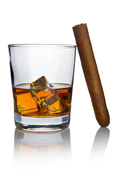 Ett glas whiskey kyls med isbitar och en rökfri cigarr — Stockfoto