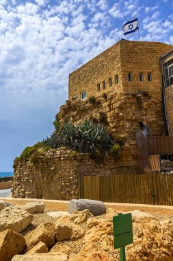 Isr bayrağı ile orta kıyısında Antik bina