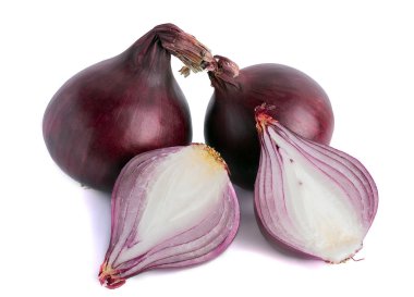 İki bütün soğan ve ikiye doğranmış.