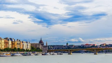 Budapeşte 'deki parlamento manzaralı köprü