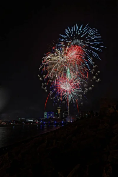 Des Feux Artifice Explosent Dessus Horizon Des Moines Les Bâtiments — Photo