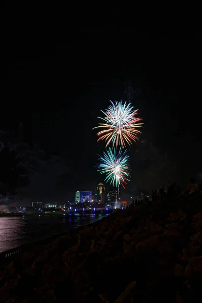 Vuurwerk Ontploffen Skyline Van Des Moines Financial Center Emc Gebouwen — Stockfoto