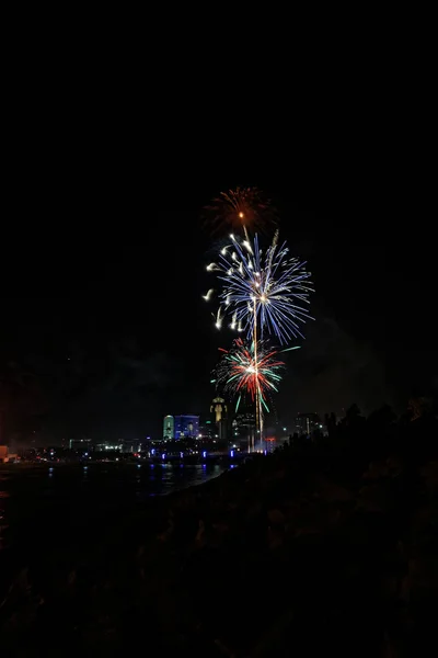 Des Feux Artifice Explosent Dessus Horizon Des Moines Les Bâtiments — Photo