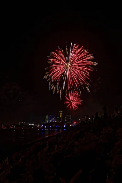 Des Feux Artifice Explosent Dessus Horizon Des Moines Les Bâtiments — Photo