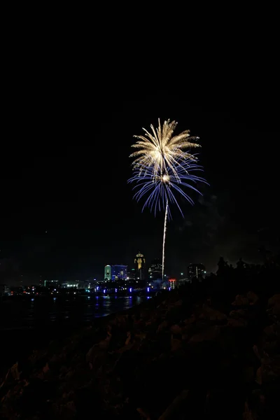 Des Feux Artifice Explosent Dessus Horizon Des Moines Les Bâtiments — Photo