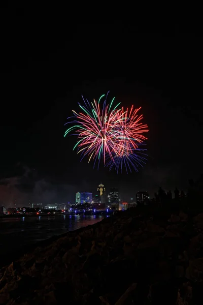 Des Feux Artifice Explosent Dessus Horizon Des Moines Les Bâtiments — Photo