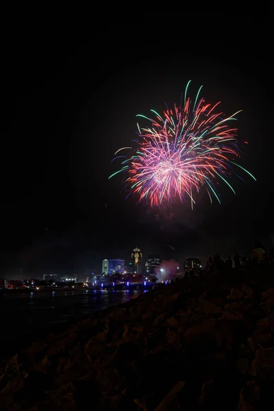 Des Feux Artifice Explosent Dessus Horizon Des Moines Les Bâtiments — Photo