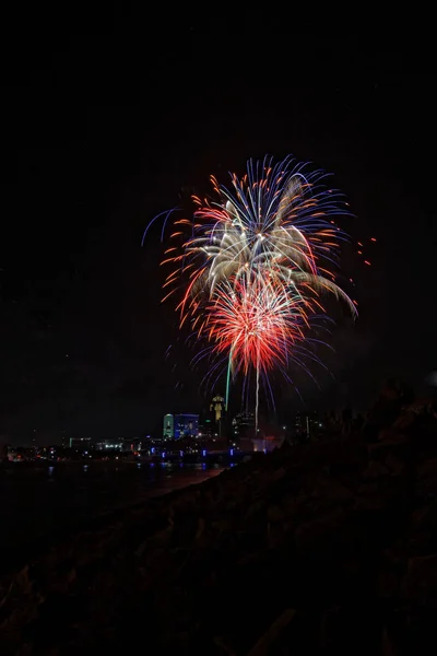 Des Feux Artifice Explosent Dessus Horizon Des Moines Les Bâtiments — Photo