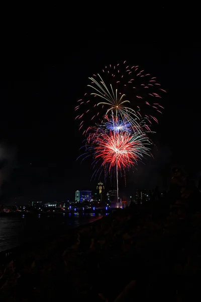 Des Feux Artifice Explosent Dessus Horizon Des Moines Les Bâtiments — Photo