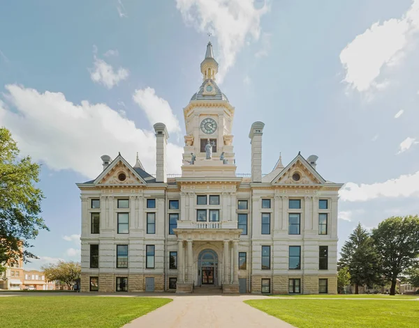 Güzel Marshall County, Iowa Adliye Sarayı olarak görülen 2017. Bu görkemli bina Iowa State Capitol binası olarak aynı firma tarafından dizayn edilmiş ve 1886 yılında tamamlanmıştır. Bu binayı tahrip bir kasırga tarafından 19 Temmuz 2018 üzerinde hasar gördü