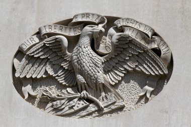 Bir kartal Iowa State Capitol Building yan içine oyulmuştur. Gagasında, Iowa sloganı taşıyan.