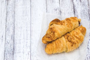 Kahvaltı için hafif bir arka planda puf böreği kruvasanı.