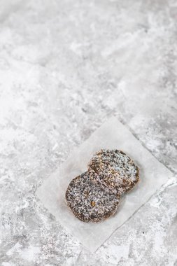 Şekersiz vejetaryen şeker. Hindistan cevizi gevreğiyle. Diyet detoks tedavisi