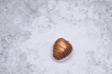 Çikolata kaplı çilek ve dekoratif jöle. Belçika Çikolatasında El Yapımı Tatlı