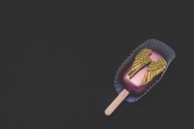 Çikolata dekoratif altın kanatlı kek çubuğu. Belçika Çikolatasında El Yapımı Tatlı