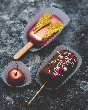 Kirazlı çikolata. Dekoratif serpiştirilmiş muzlu çikolata. Belçika Çikolatasında El Yapımı Tatlı