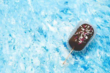 Dekoratif serpiştirilmiş muzlu çikolata. Belçika Çikolatasında El Yapımı Tatlı