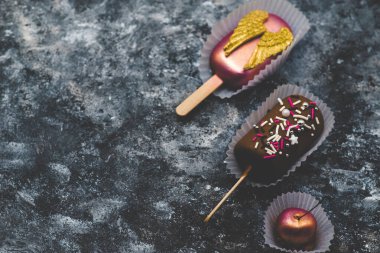 Kirazlı çikolata. Dekoratif serpiştirilmiş muzlu çikolata. Belçika Çikolatasında El Yapımı Tatlı