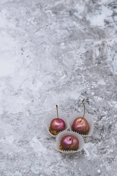 Kézzel Készített Csokoládé Cseresznye Dekoratív Mázban Kézzel Készített Desszert Belga — Stock Fotó