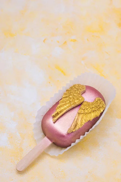 Torta Pop Csokoládé Díszítő Arany Szárnyakkal Kézzel Készített Desszert Belga — Stock Fotó