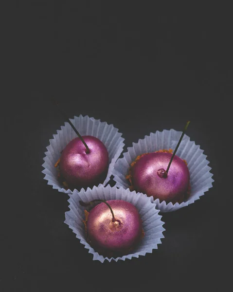 Kézzel Készített Csokoládé Cseresznye Dekoratív Mázban Kézzel Készített Desszert Belga — Stock Fotó