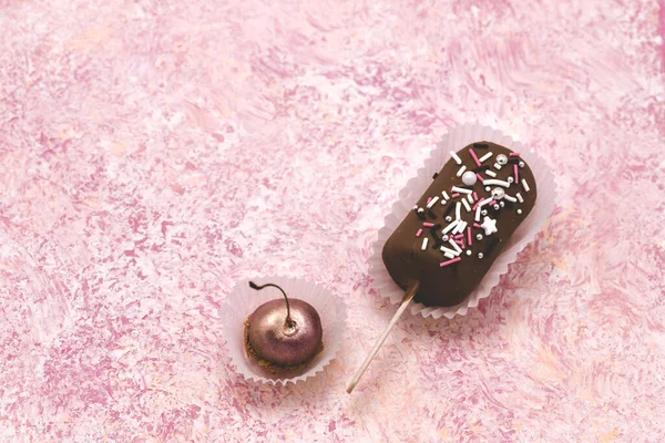 Csokis Cseresznye Csokis Banán Dekoratív Cukorral Kézzel Készített Desszert Belga — Stock Fotó