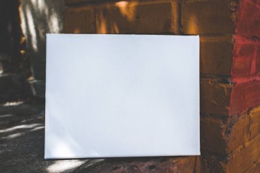 Taş ve beton arkaplan üzerine beyaz boş maket şablonu poster resmi