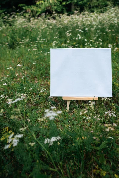 Branco Vazio Maquete Modelo Cartaz Tela Pintura Verde Folhas Fundo — Fotografia de Stock