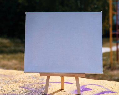 Yeşil yapraklar üzerinde beyaz boş maket şablonu poster resmi