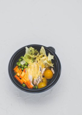 Bir kase tavuk ve köri salatası. Öğle yemeği için tavuk kasesi.