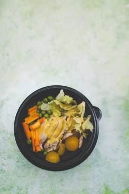 Bir kase tavuk ve köri salatası. Öğle yemeği için tavuk kasesi.