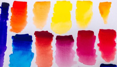 Açık arkaplanda soyut suluboya. Renkler kağıda sıçrıyor. El yapımı..