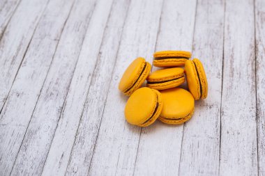 Renkli badem kurabiyeleri. Tahta arka planda tüm aile için tatlı bir pasta.