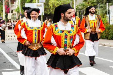 Selargius, İtalya - 13 Eylül 2015: Eski düğün, geçit töreni geleneksel Sardunyalı kostümleri - Sardinya Selargino