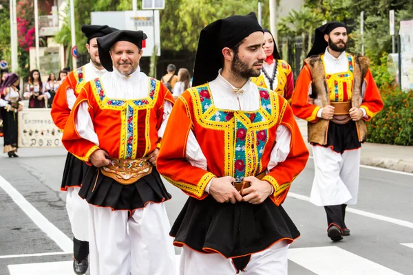 Selargius, İtalya - 13 Eylül 2015: Eski düğün, geçit töreni geleneksel Sardunyalı kostümleri - Sardinya Selargino