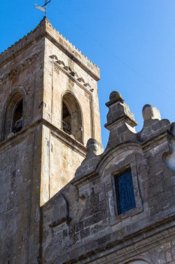 Laconi, İtalya - 29 Eylül 2014: Sant'Ambrogio Vescovo Parish dış mimarisi - Sardunya