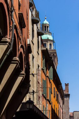 BOLOGNA, İTALYA - 22 Temmuz 2017: Tarihi merkezin mimarisi ve binaları - Emilia Romagna