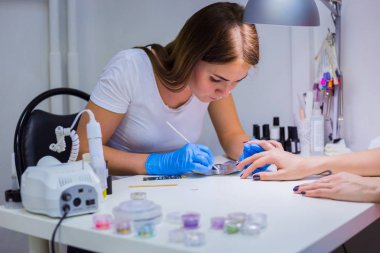 Manikürcü tedavi istemci güzellik salonu - nai üzerinde boyama