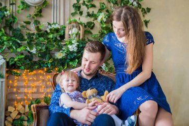 Evdeki mutlu aile portresi. Aile, çocukluk ve eğlence kavramı