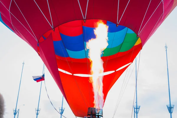 Bemanning van de ballon wordt opgeblazen envelop van hete luchtballon — Stockfoto