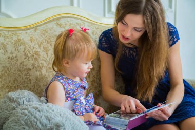 Genç anne ve küçük kızı fotobook 'a benziyorlar.