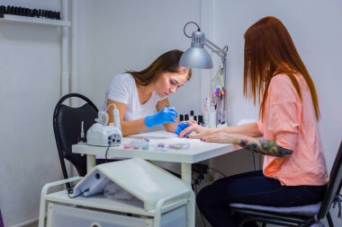 Manikürcü tedavi istemci güzellik salonu - nai üzerinde boyama