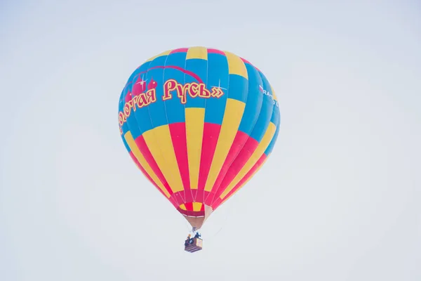 Balon de aer cald colorat pe aer — Fotografie, imagine de stoc