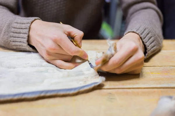 Skinner working with mink fur skin — Stock Photo, Image