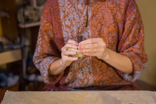 Žena potter výrobu keramických suvenýrů penny whistle v keramické dílně — Stock fotografie
